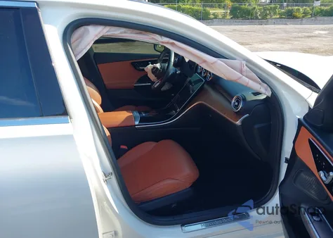 2022 Mercedes-Benz C 300 Sedan z USA, uszkodzony, nr VIN W1KAF4GB1NR031347